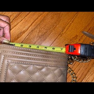 BeBe had bag can be worn on the shoulder.